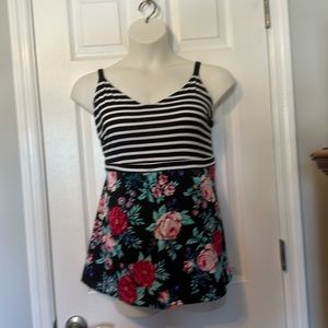 💐 NWT Beautiful Mixed Pattern and Fabric Cami from Torrid! 🌷Size 3